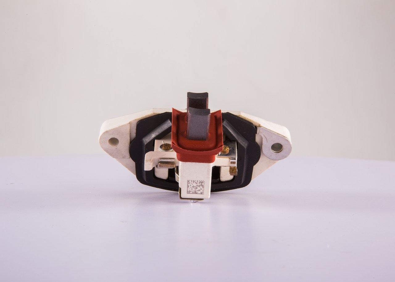 Régulateur d'alternateur 1 197 311 032 BOSCH 1318682 FORD