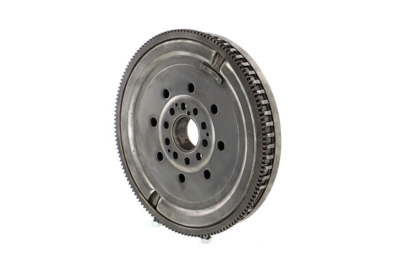 REMANTE 009-001-000011R Vauhtipyörä — Volvo V70 II 285 D5 AWD 163 hv 2004 D 5244 T5 Diesel REMANTE 009-001-000011R Kaksoismassavauhtipyörä Volvo V70 Mk2 D5 AWD 163 hv Diesel hinta