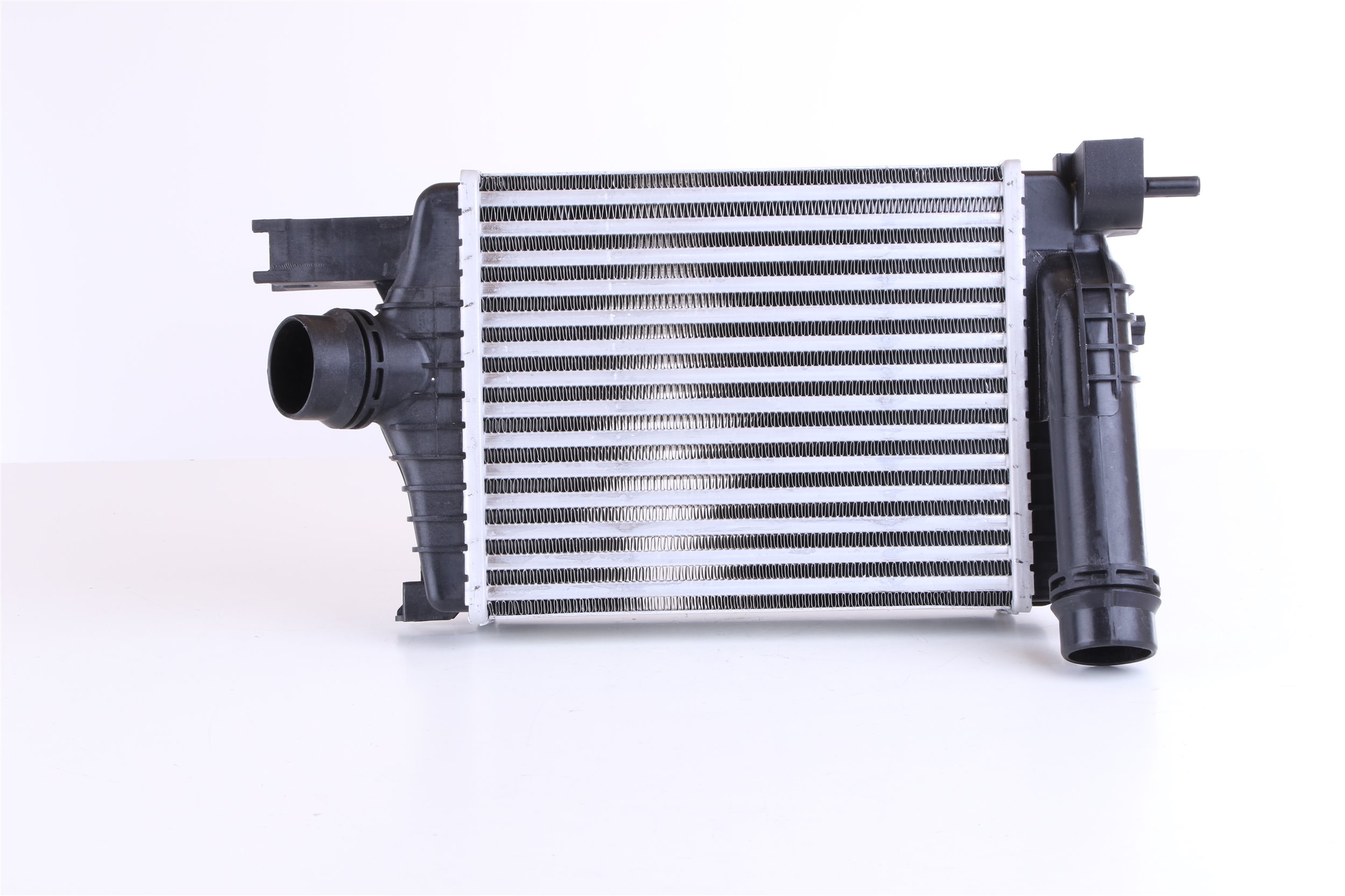 NISSENS 96479 Radiator intercooler RENAULT CLIO IV Stasjonsvogn (KH_) 0.9 TCe 90 hk Bensin pris